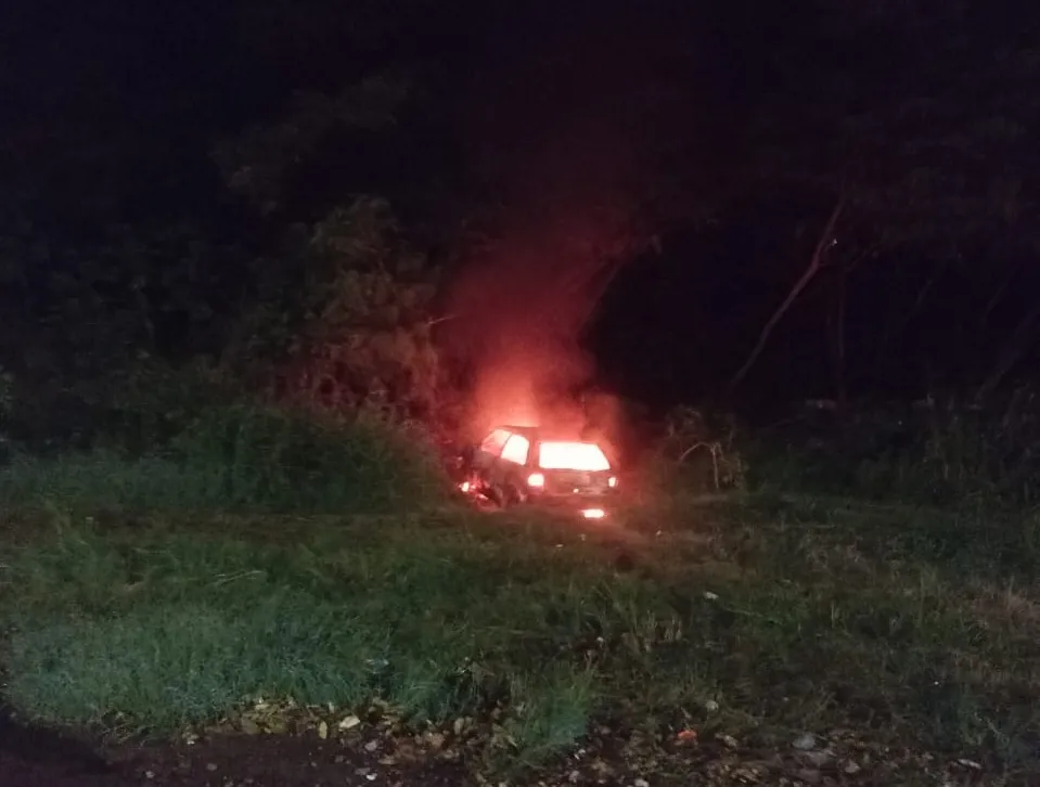 Homem é preso após colocar fogo em carro e tentar matar a esposa a facadas