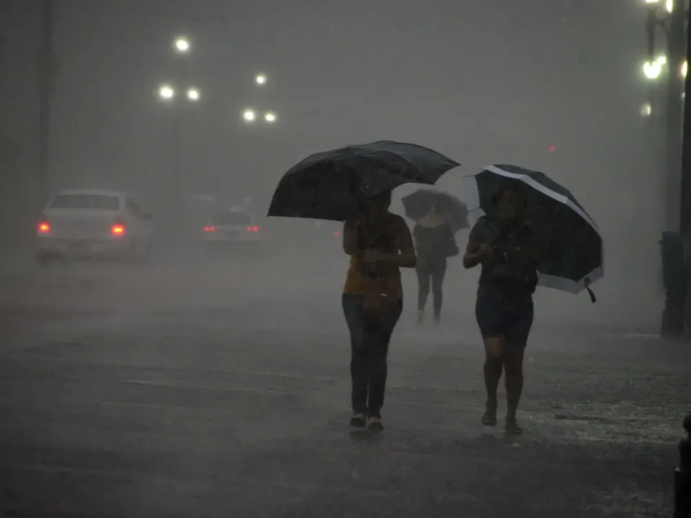 Três alertas de tempestade colocam o Paraná sob risco de temporais e chuvas fortes com ventos de até 100km/h 