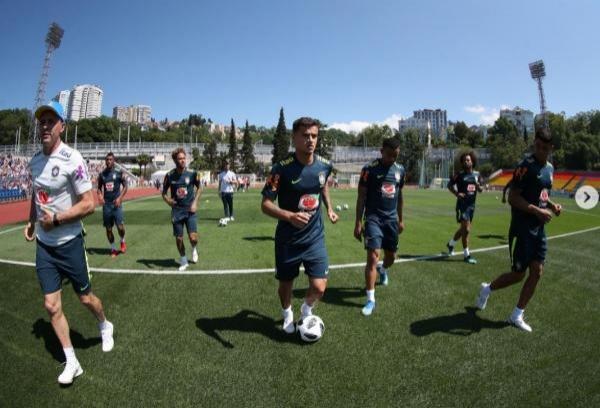 Com invasão, ovada e torcida, seleção faz primeiro treino na Rússia
