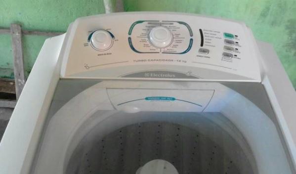 Ladrão invade residência e foge com máquina de lavar na cabeça
