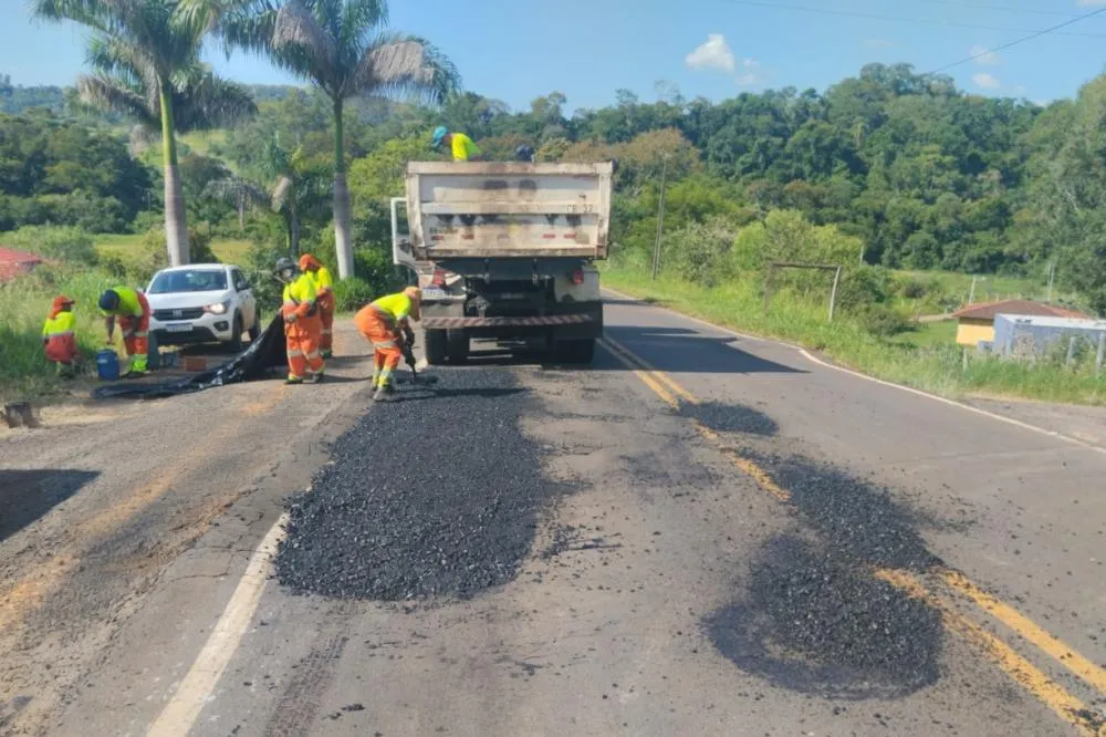DER continua força-tarefa para tapar buracos nas rodovias do Norte Pioneiro