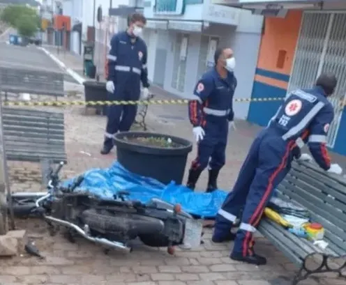 Casal de jovens morre na hora após moto atingir poste