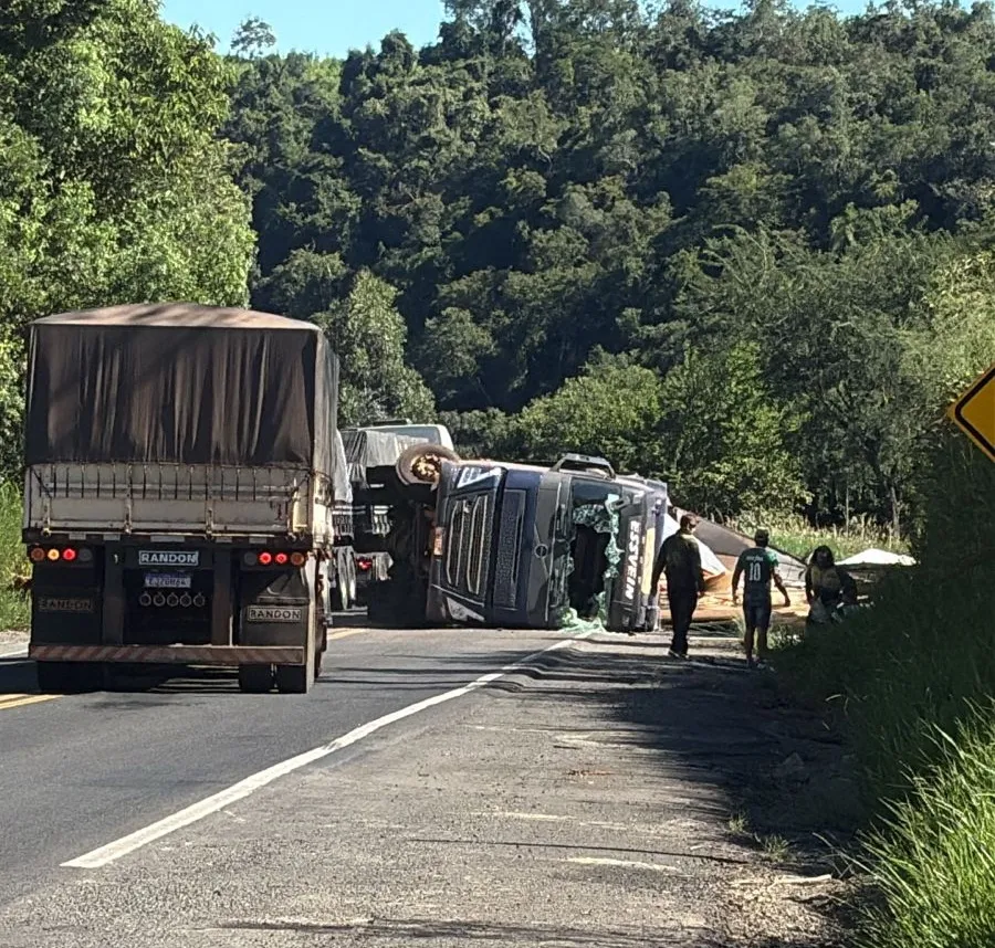 Carreta tomba e deixa motorista ferido no Norte Pioneiro