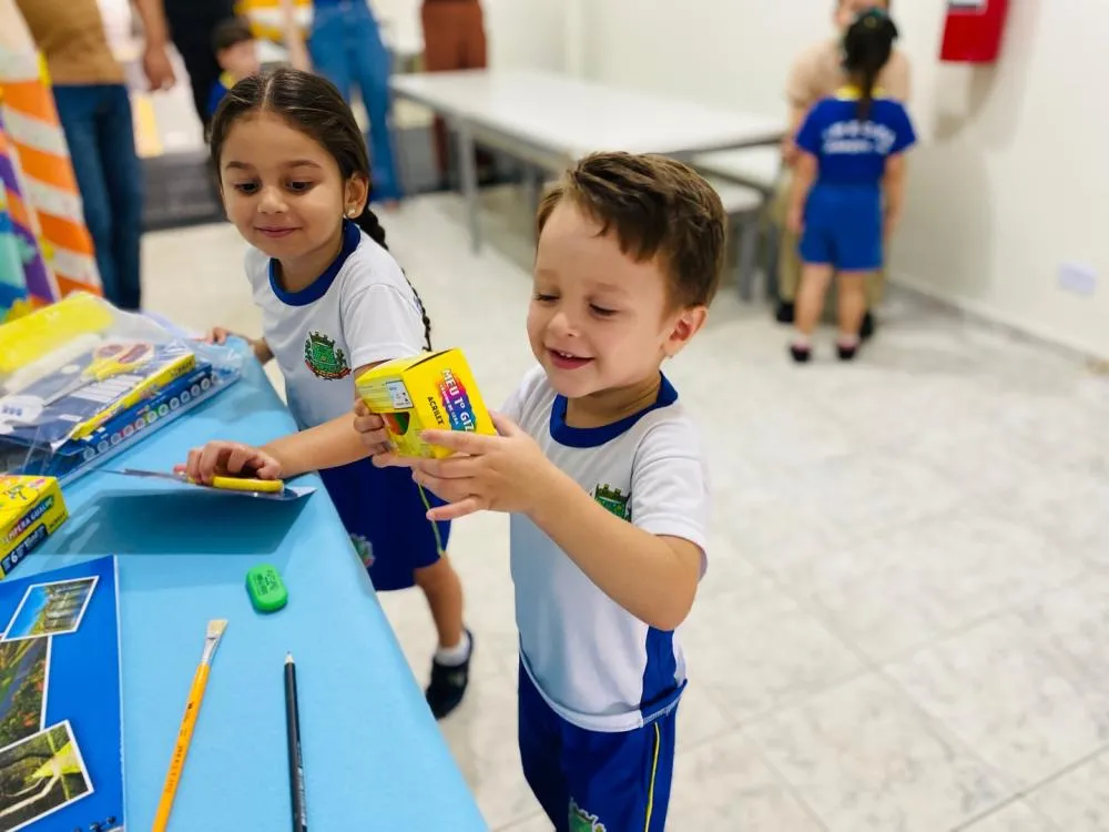 Alunos da rede municipal recebem kit de material escolar em Arapoti
