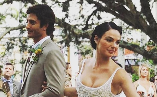Casamento de Isis Valverde tem odor de erva proibida e deixa convidados irritados