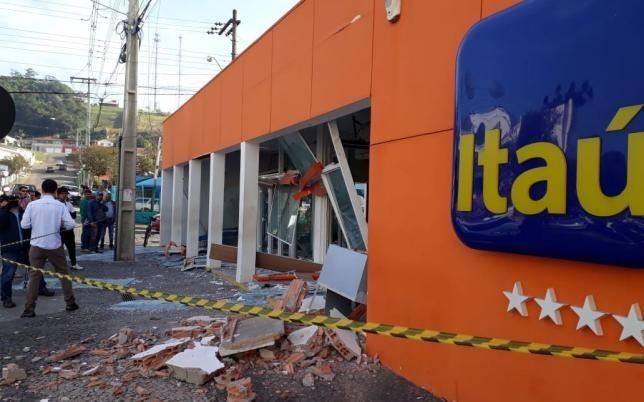 Veículo utilizado em assalto a bancos de Jaguariaíva é encontrado em estrada rural