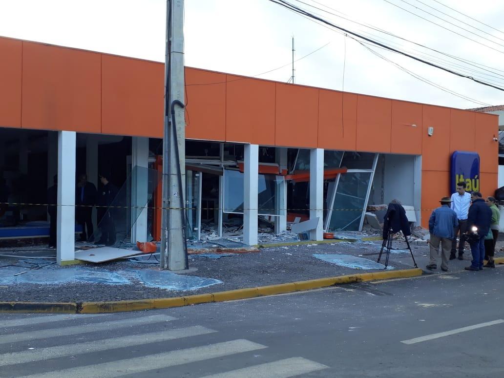Quadrilha age durante a madrugada e explode agências bancárias em Jaguariaíva