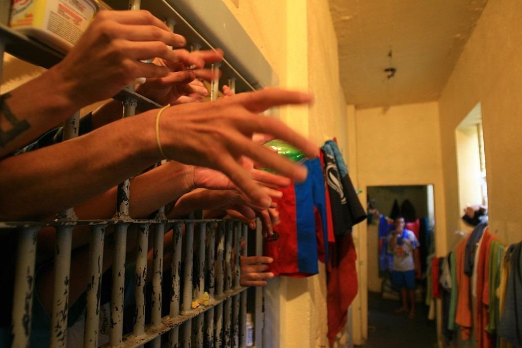 Projeto que obriga preso a pagar suas despesas na prisão avança no Senado