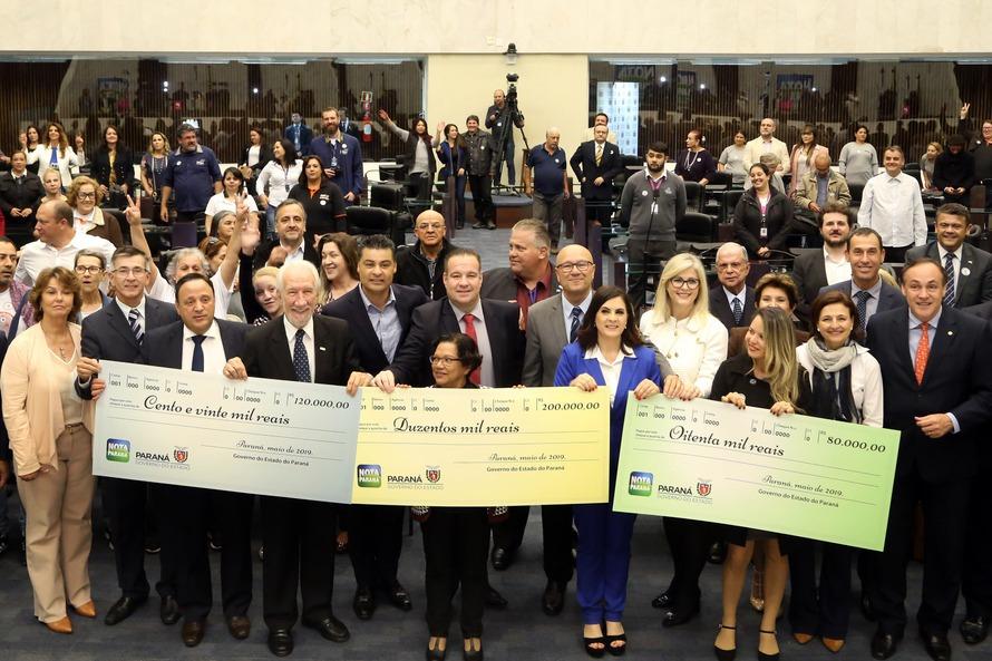 Nota Paraná entrega prêmios durante homenagem na Assembleia