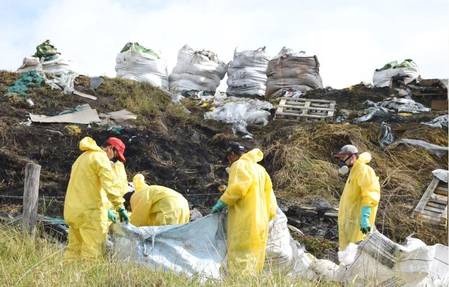 Carga tóxica tomba e equipe trabalha para descontaminar área próxima a W. Braz
