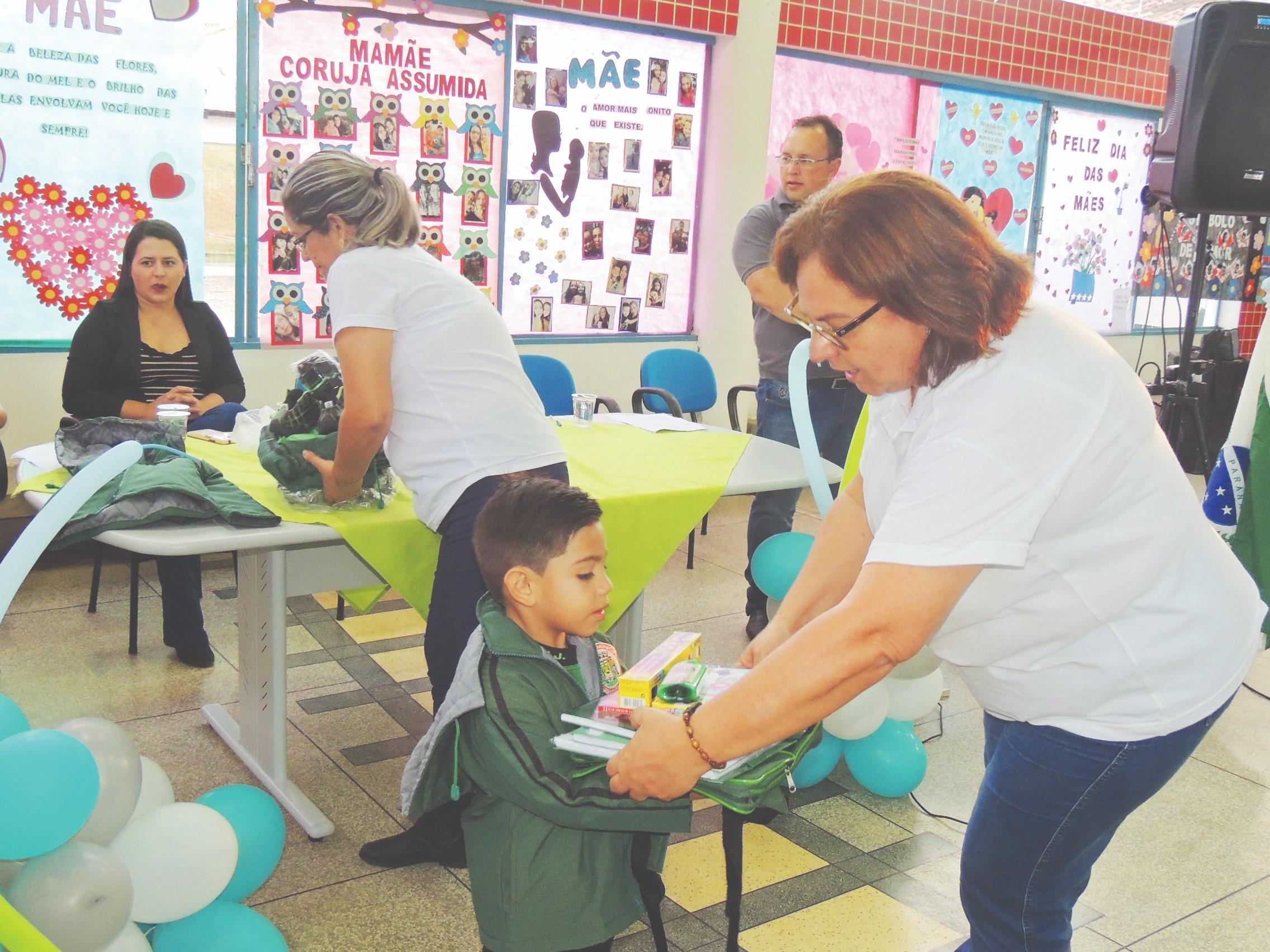 Jaguariaíva entrega uniformes e material escolar à quase 4 mil crianças
