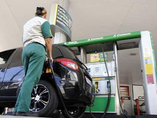 Petrobras anuncia redução de 0,68% no preço da gasolina a partir desta terça