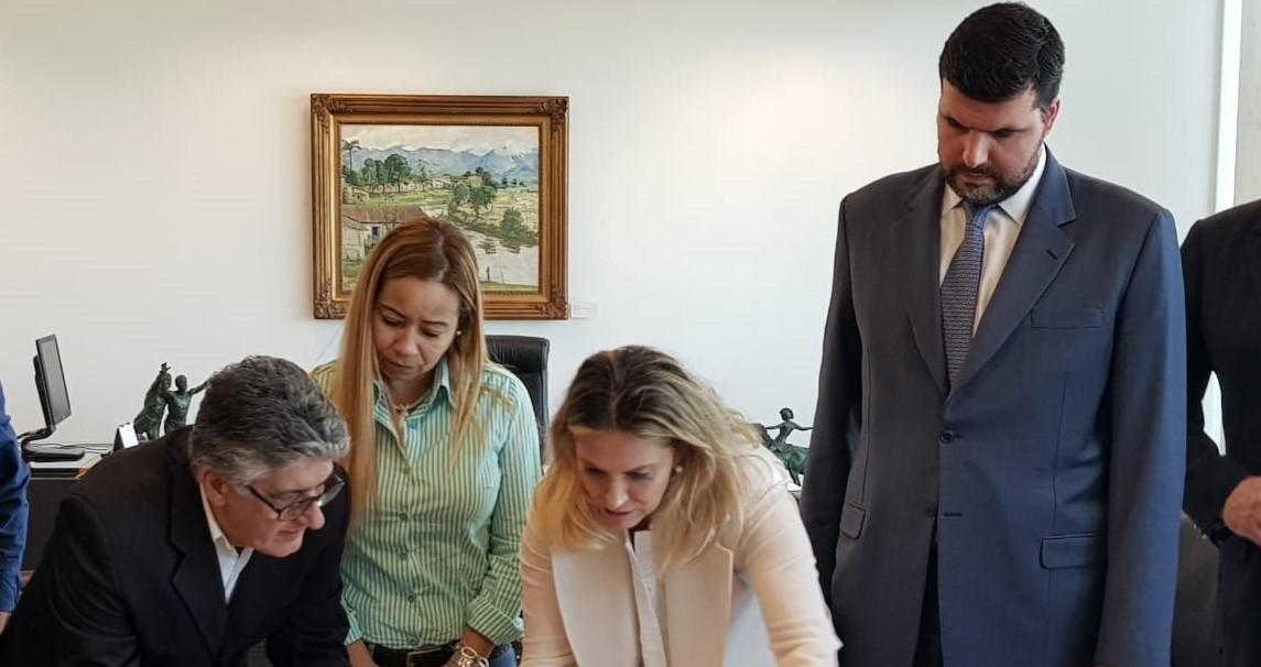 Lupion viabiliza quase R$ 600 mil para pavimentação em Jacarezinho
