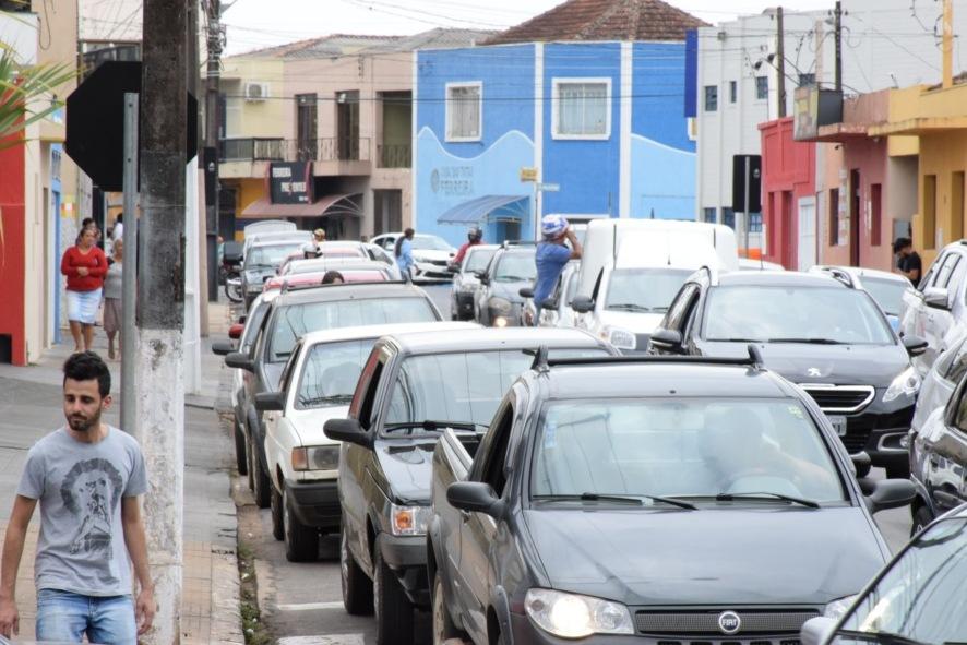 Fila para abastecer causa transtorno no centro de W. Braz