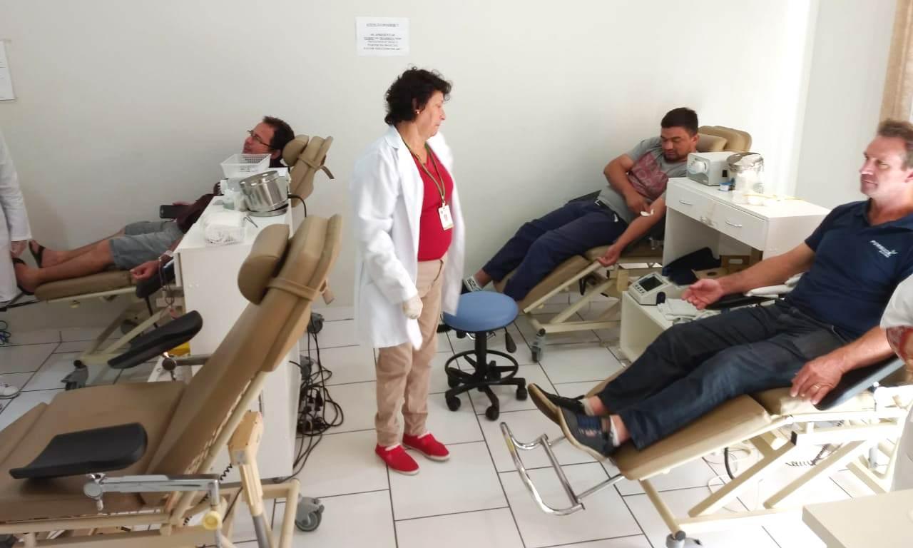 Como gesto de solidariedade, caminhoneiros aproveitam paralisação para doarem sangue