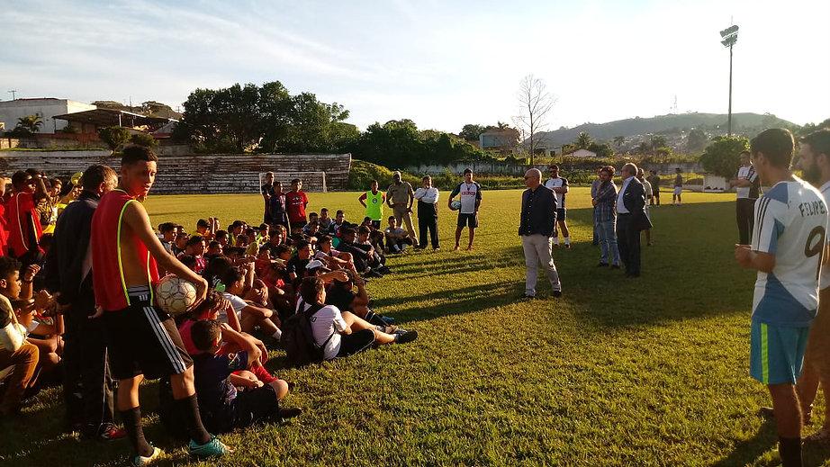 Representantes de clube espanhol conhecem projeto da Associação Crianças Fora das Ruas