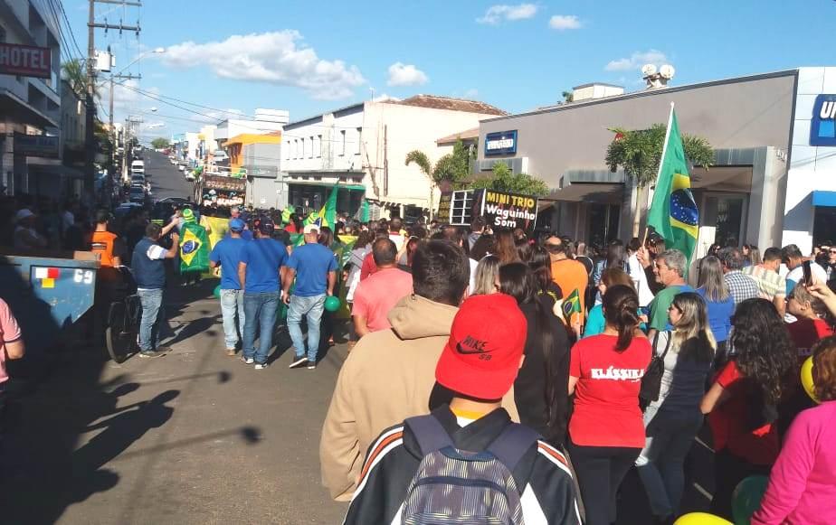Comerciantes fecham as portas e  vão para as ruas em apoio à greve dos caminhoneiros