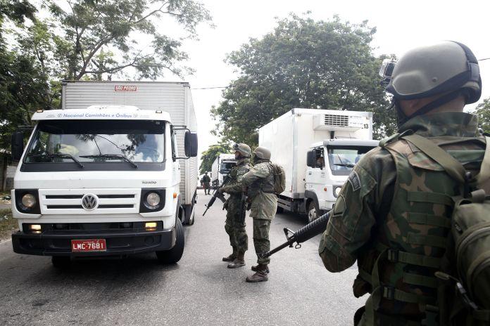 Exército poderá assumir o controle dos caminhões em operação; decisão de Temer divide opiniões