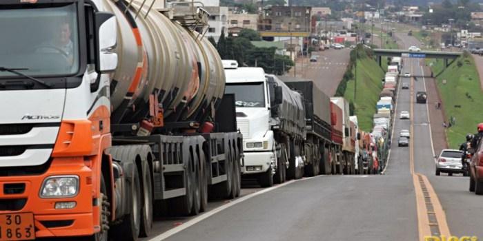 Apesar do anúncio do governo sobre acordo, greve dos caminhoneiros continua