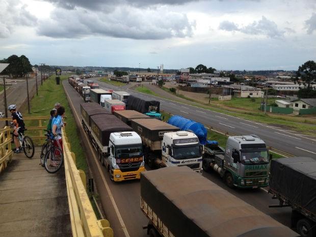 Caminhoneiros e Governo do PR chegam a acordo para liberar cargas essenciais