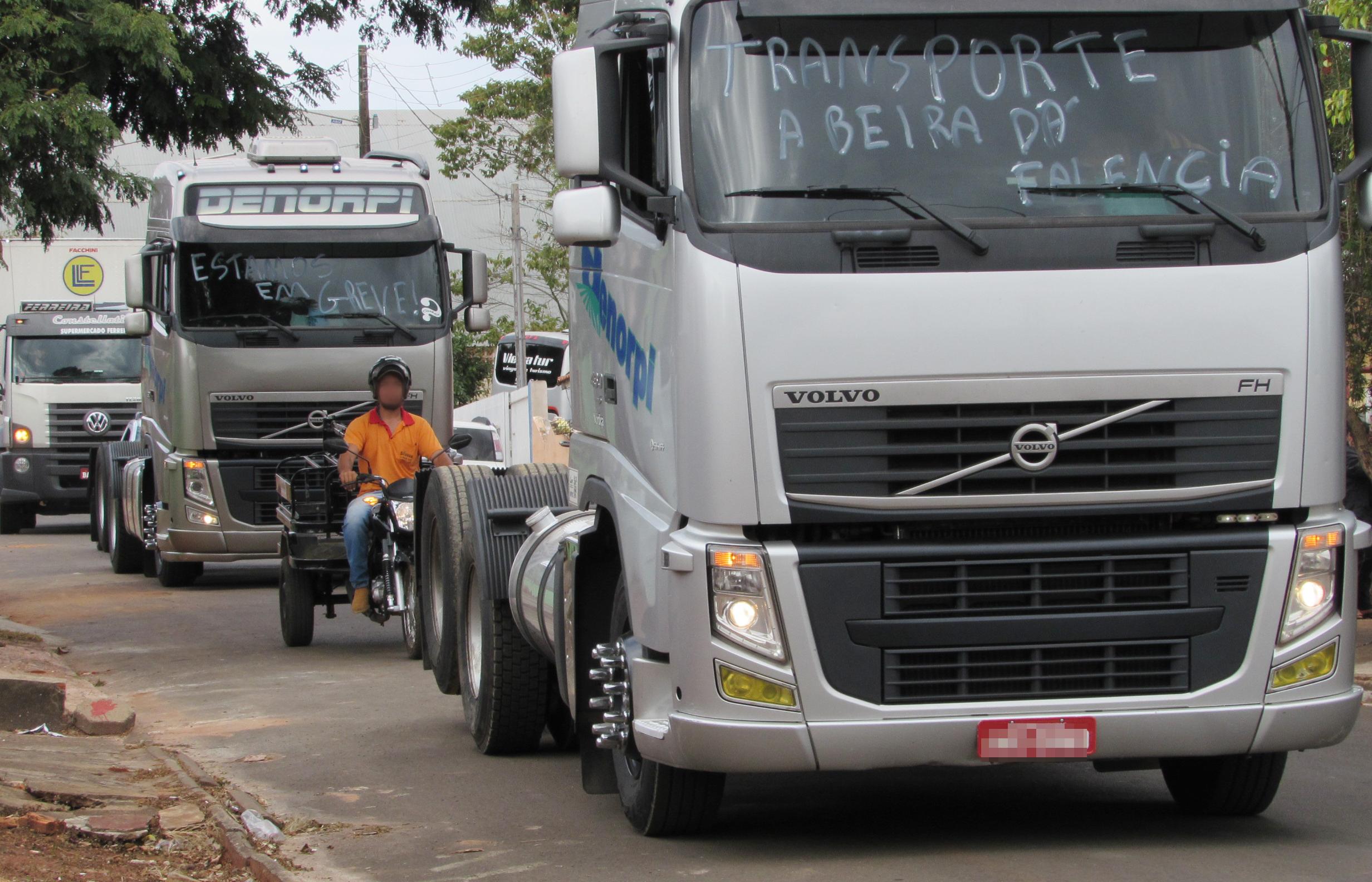 Caminhoneiros promovem carreatas em cidades da região e ganham apoio da população