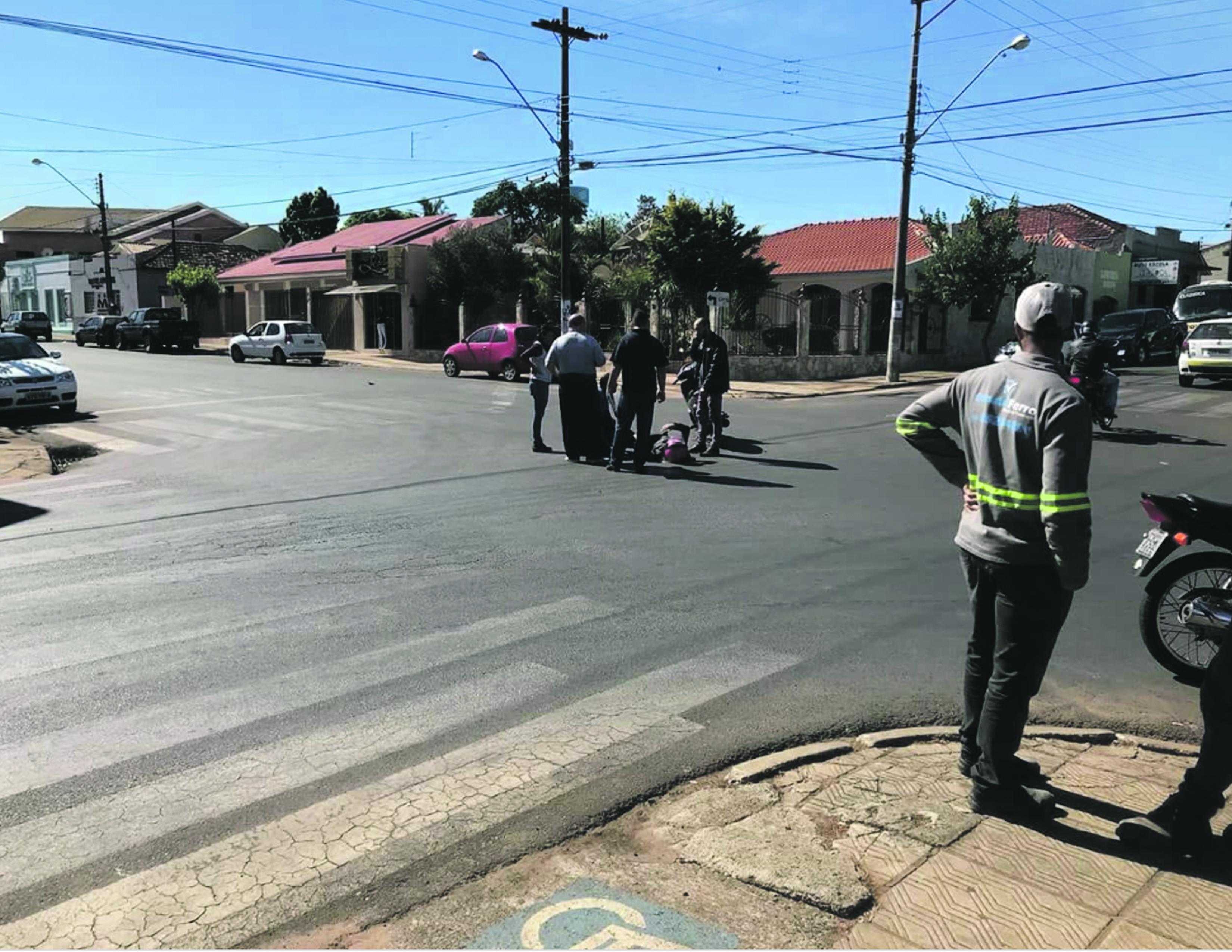 Motorista bate em moto e deixa local do acidente sem prestar socorro