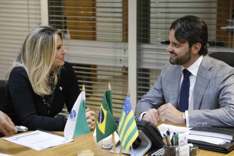 Cida busca liberação de mais 5 mil moradias rurais para o Paraná