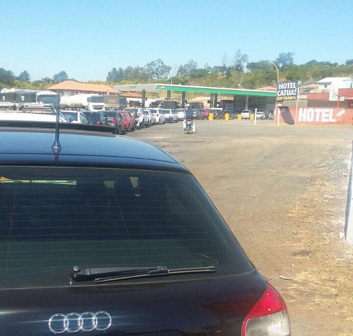 Após fila, posto de combustíveis não tem mais álcool e gasolina em Siqueira Campos
