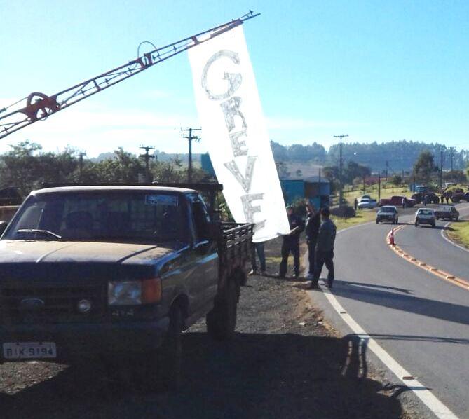 Produtores rurais de Santana do Itararé fecham rodovia durante protesto