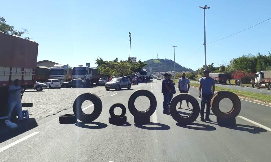 Bloqueio com mais de 100 caminhões paralisa BR-153 em Santo Antônio da Platina