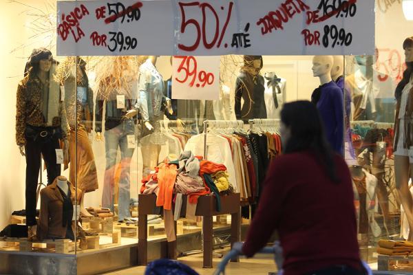 Lojistas festejam a primeira onda de frio para melhorar vendas de roupas e calçados