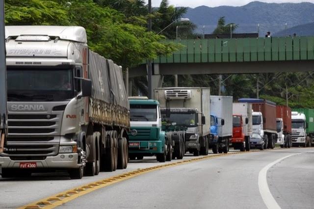 Caminhoneiros prometem parar em todo o país por conta de aumentos no diesel