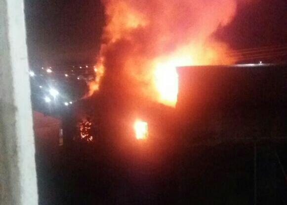 Homem é suspeito de ter colocado fogo que destruiu carro e casa em Ibaiti