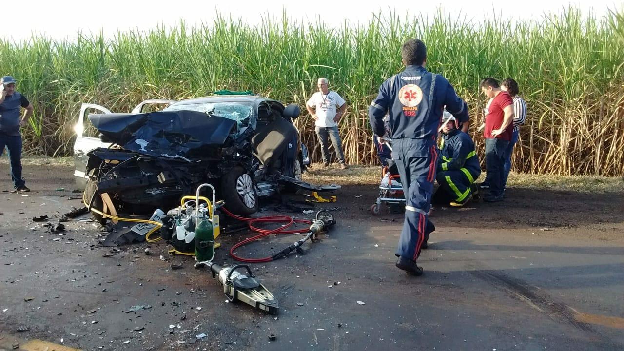 Colisão frontal deixa um morto e quatro feridos em acidente grave