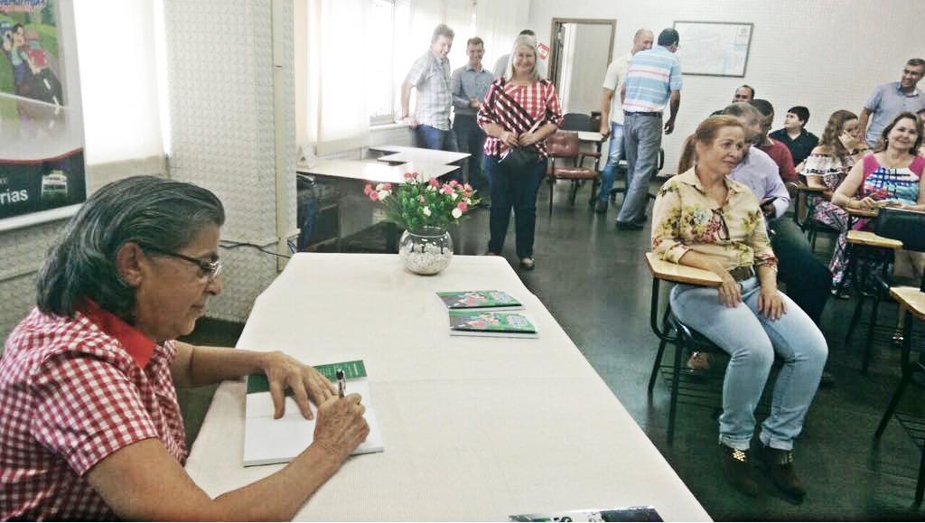 Auditora da Receita Estadual de Jacarezinho lança seu segundo livro