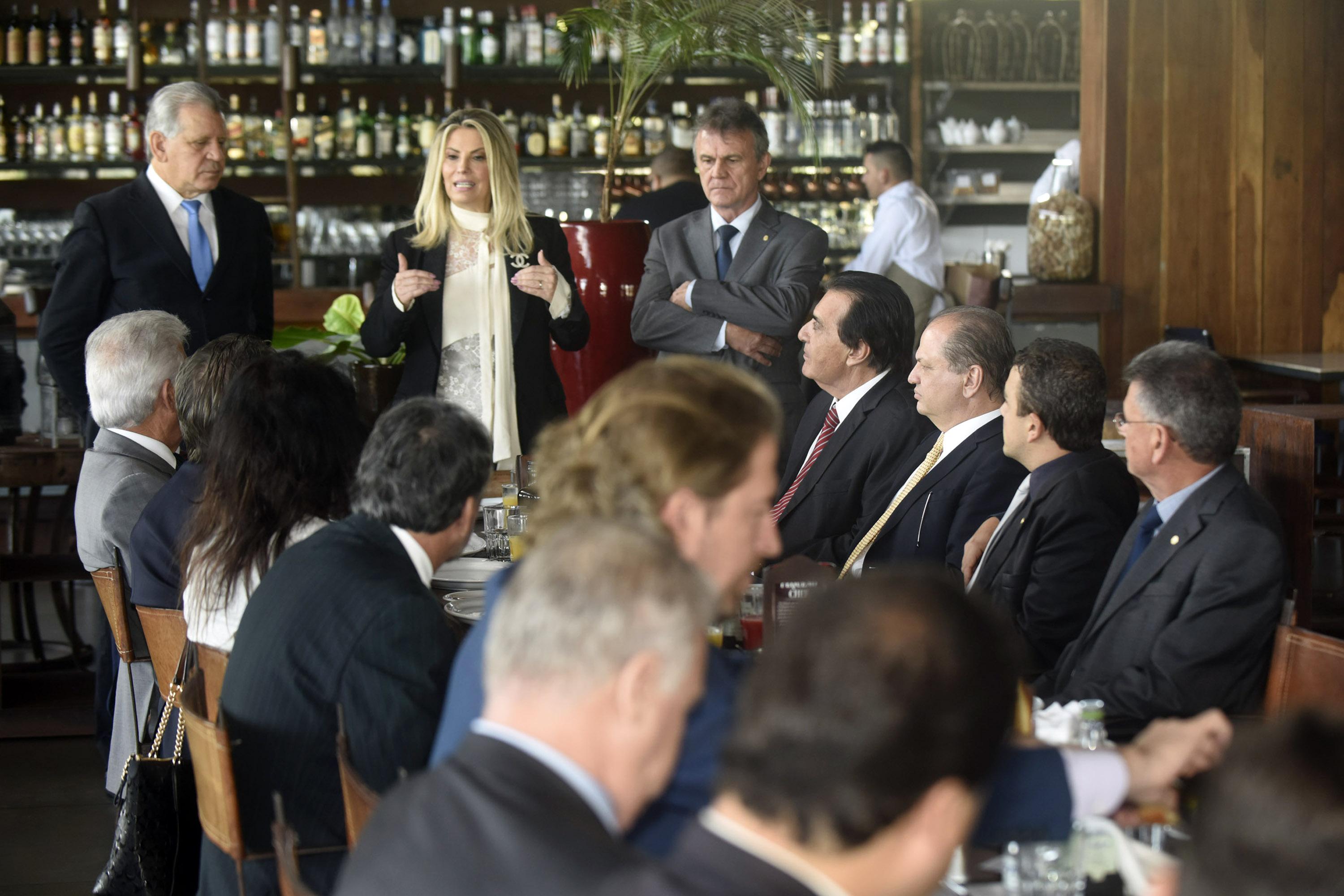 Cida reúne deputados e pede ações conjuntas em favor do Paraná