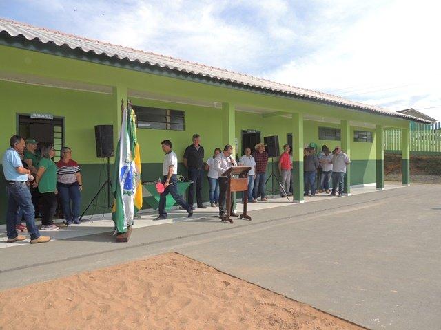 Prefeitura entrega obra e benefícios a escola rural