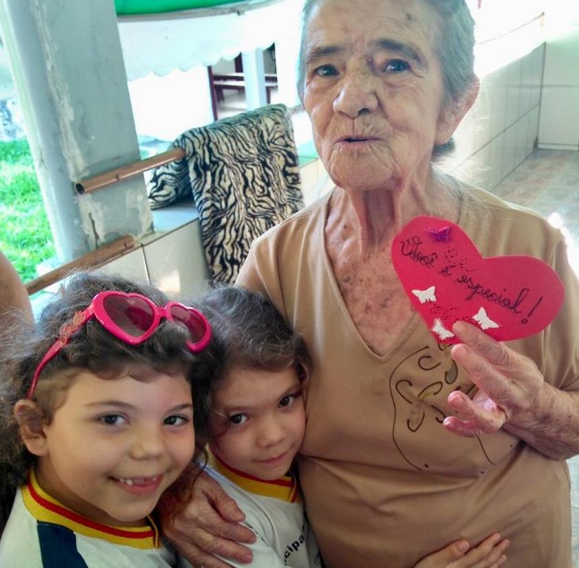 Alunos da creche visitam asilo e emocionam idosos em Santana do Itararé