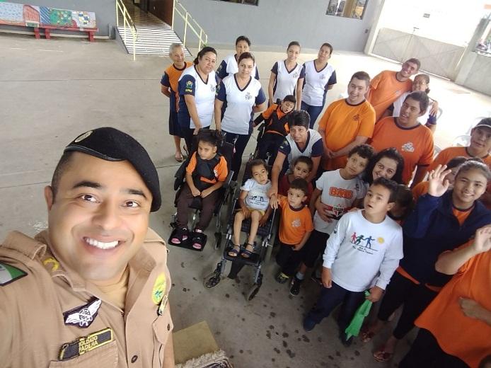 Polícia Militar ministra palestra à alunos da Apae de Jaguariaíva