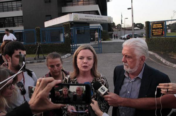 Após visita a Lula, Gleisi nega parcerias e acredita na candidatura de Lula