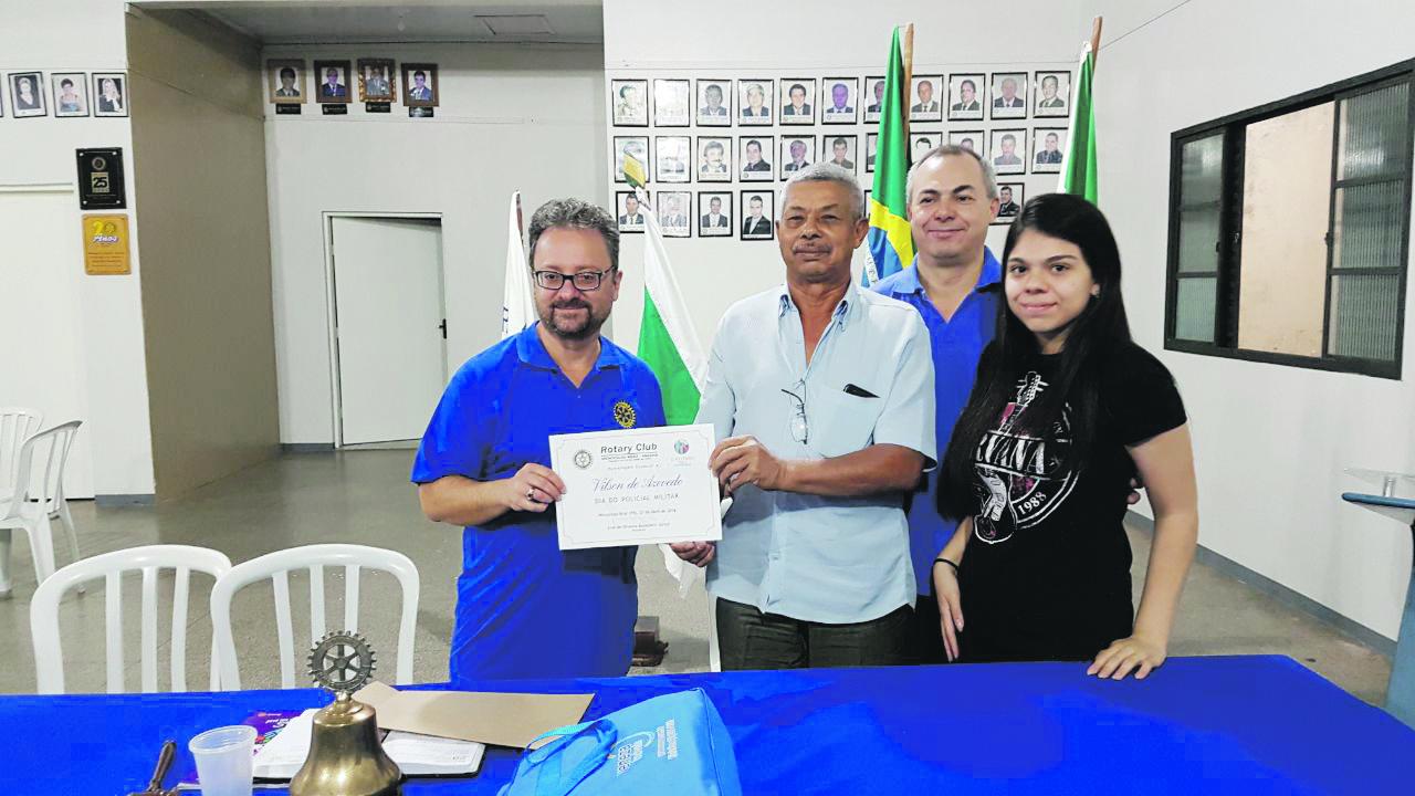 Rotary Club de W. Braz presta homenagem à policial militar aposentado