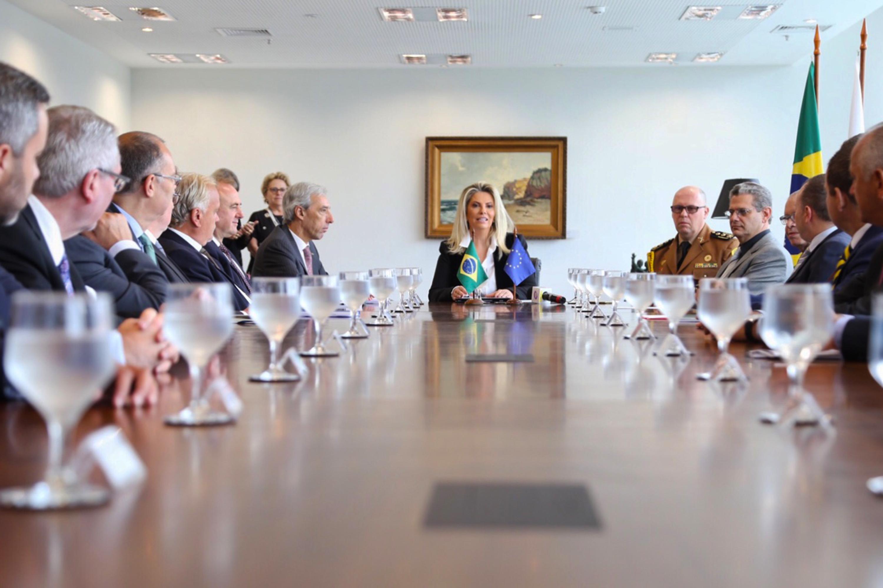 Cida recebe embaixadores e reforça interesse em cooperação