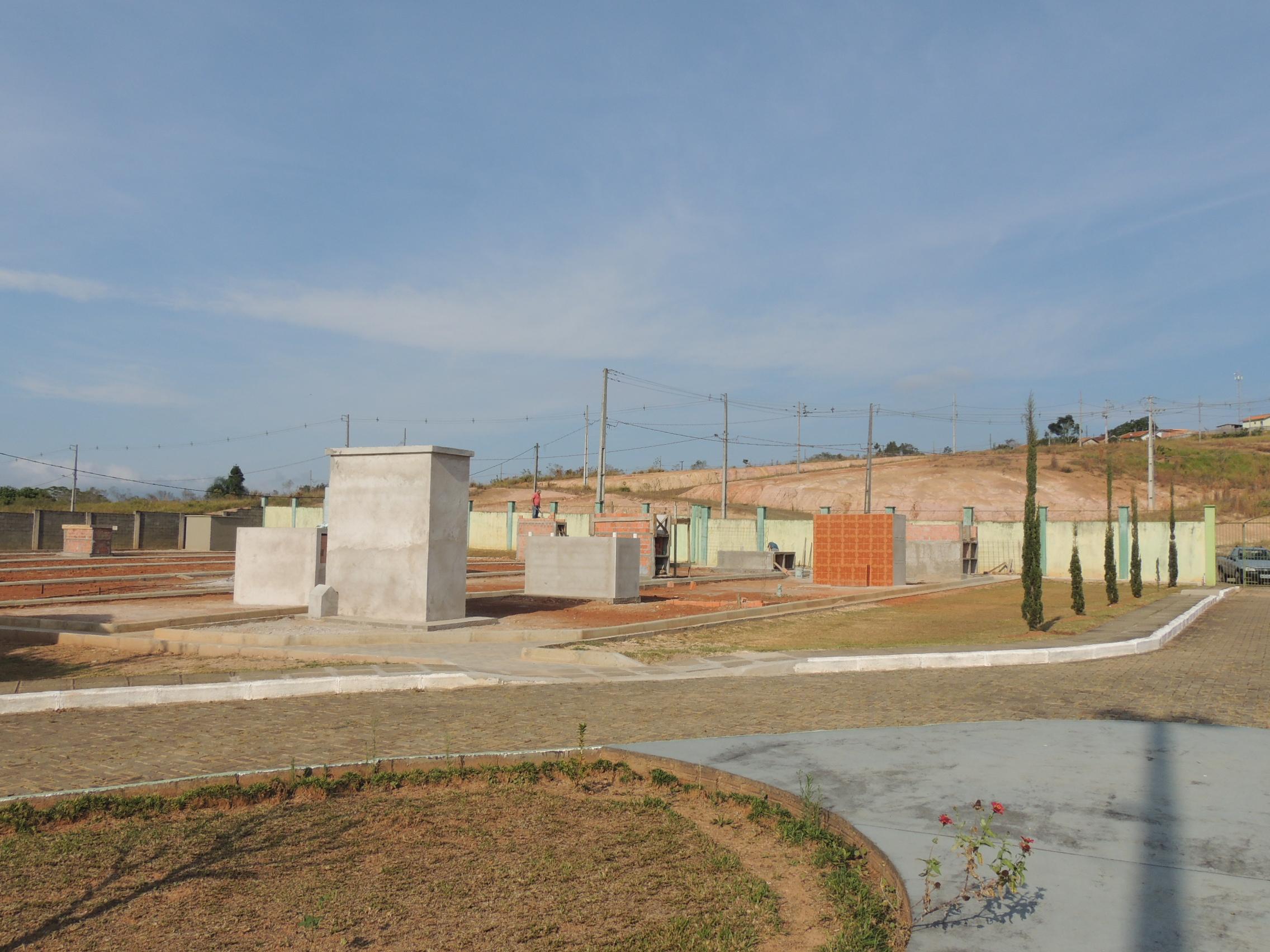 Novo cemitério começa a receber jazigos nos lotes leiloados pela prefeitura