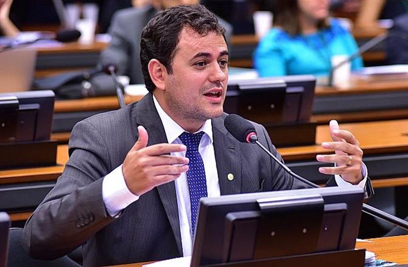Deputado propõe que presos recebam salário mínimo e tenham direitos trabalhistas