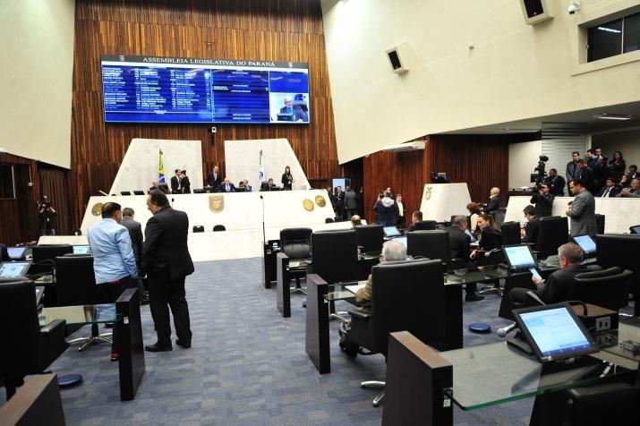 Deputados aprovam o fim de aposentadorias para ex-governadores