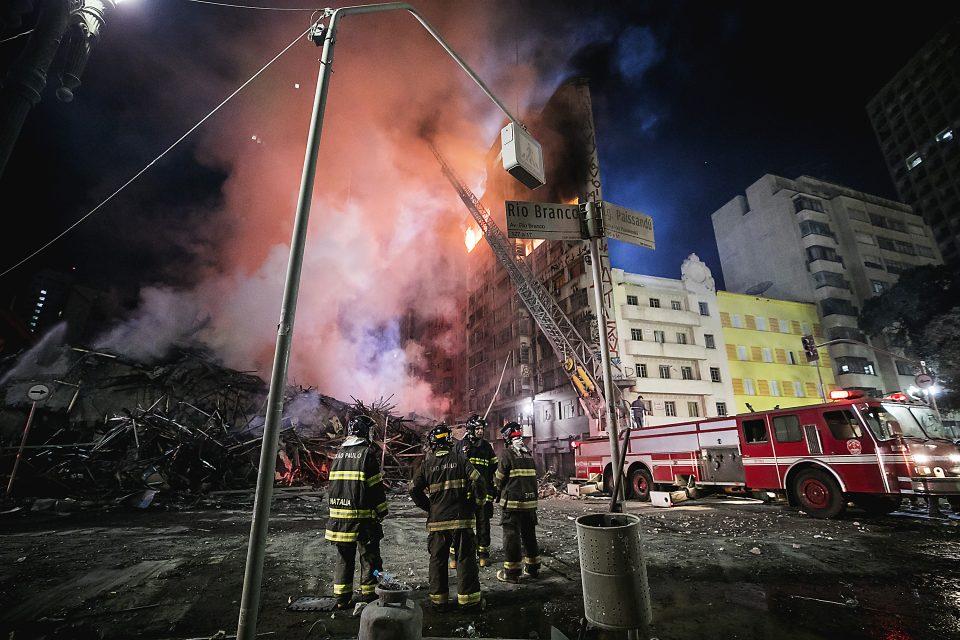 Prédio em chamas desaba no Centro de São Paulo