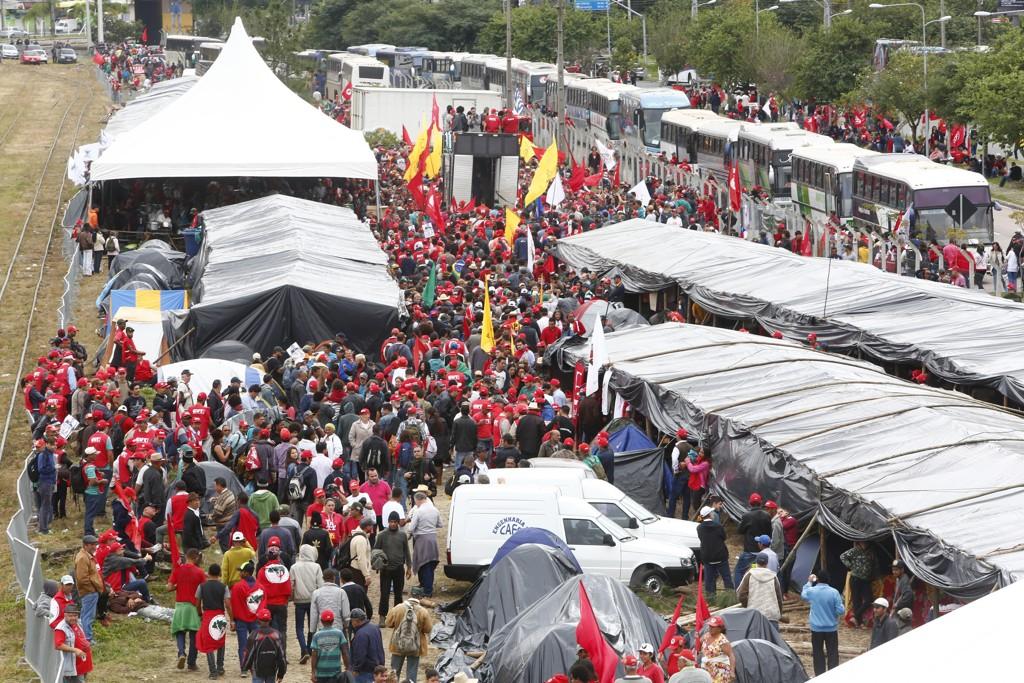 Volta do feriado e caravanas pró-Lula complicam trânsito nas estradas do PR
