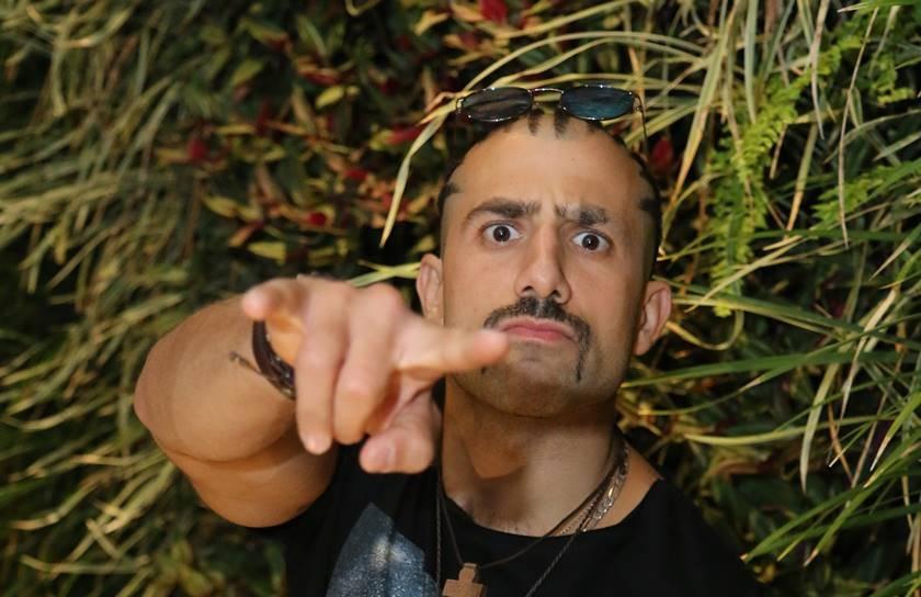 Após perder o BBB18, Kaysar se aproxima da irmã de Neymar