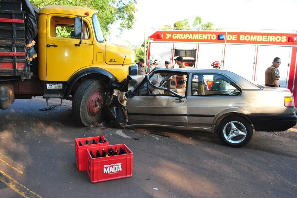 Cinco pessoas ficam feridas em acidente entre carro e caminhão