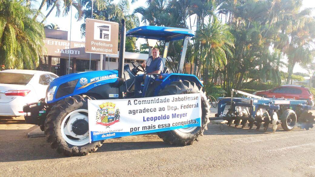 Jaboti é contemplada com emenda federal e adquire trator para uso dos produtores